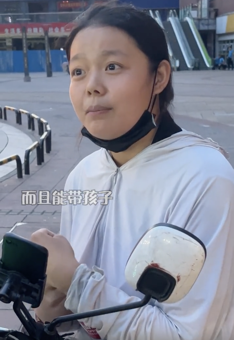 小陳選擇送外賣是因為可以帶孩子開工。