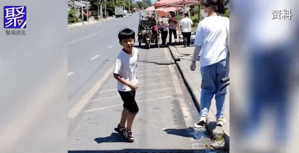 兒子發現認錯阿媽，即刻掉頭走。