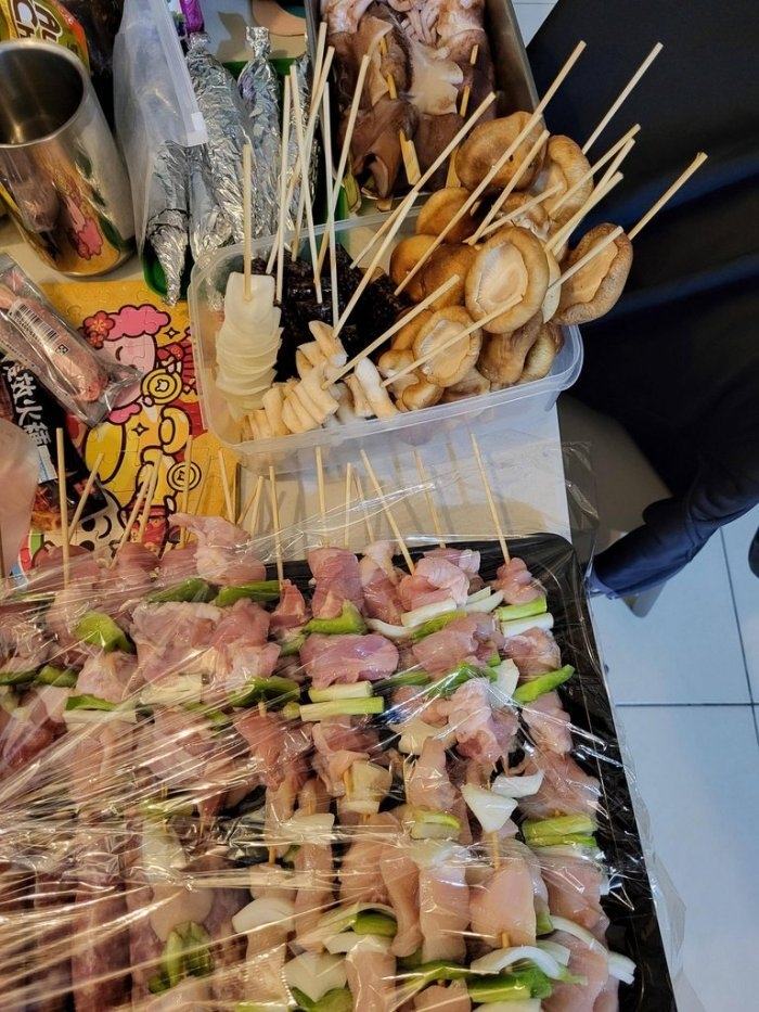 女兒當天早上已去買菜備料，準備晚上的烤肉大餐