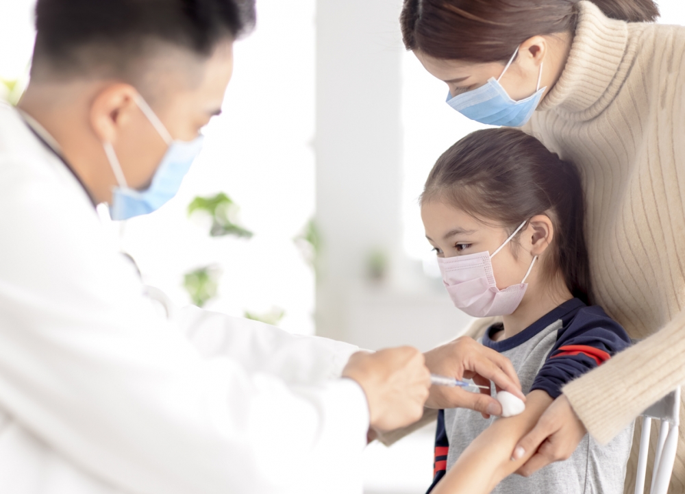 教育局更新了學校健康指引,提醒學生要接種疫苗。