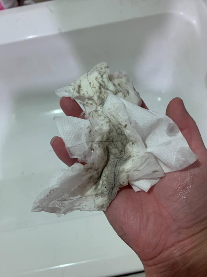老公洗完澡竟洗出黑色污垢。