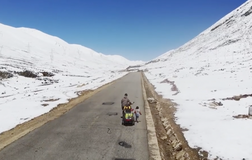 爸爸獨自帶女兒騎行，見盡美景