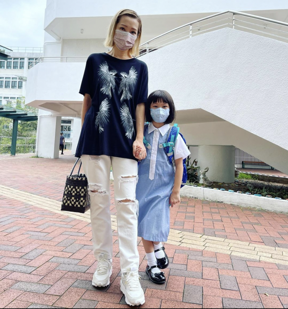 關心妍女兒心心正式成為小學生，入讀聖士提反附屬小學。