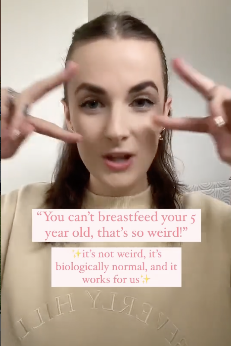 因為兒子還在吃母乳，媽媽遭批「變態」。