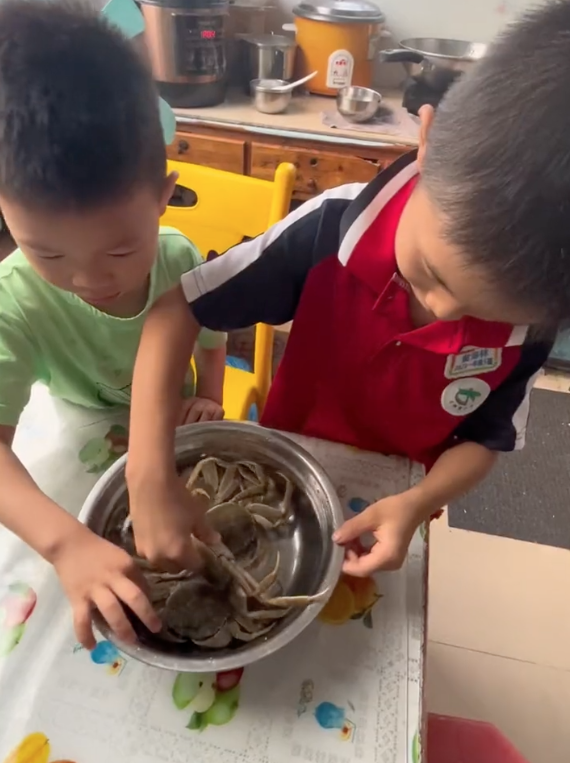 兩子主動幫忙把螃蟹洗乾刷淨