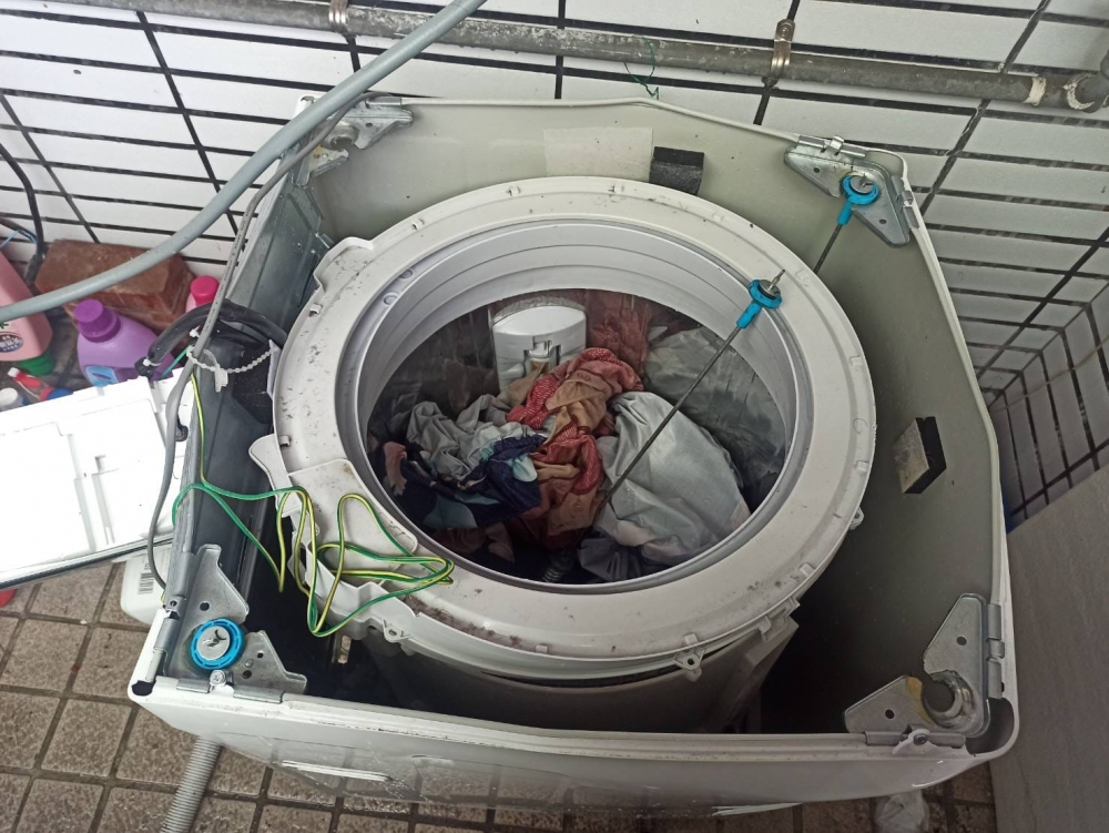 洗衣機在洗床單及床褥保護墊時，突然爆炸