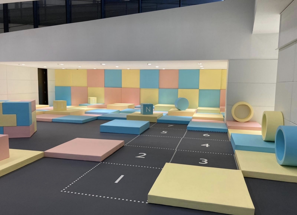 地上軟墊也有數字格子。