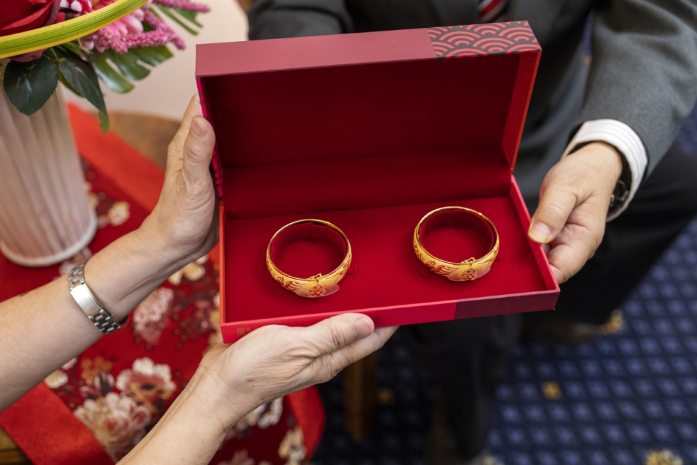 奶奶以返不了大陸為理由推搪新抱。