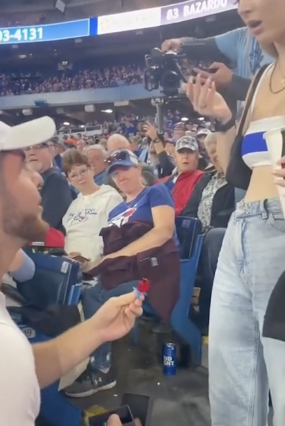 沒想到拿出手的卻是糖果戒指。