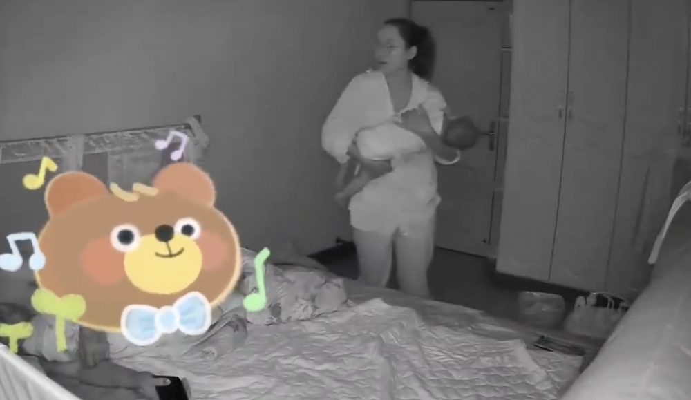該對爸媽爭論究竟餵奶未?