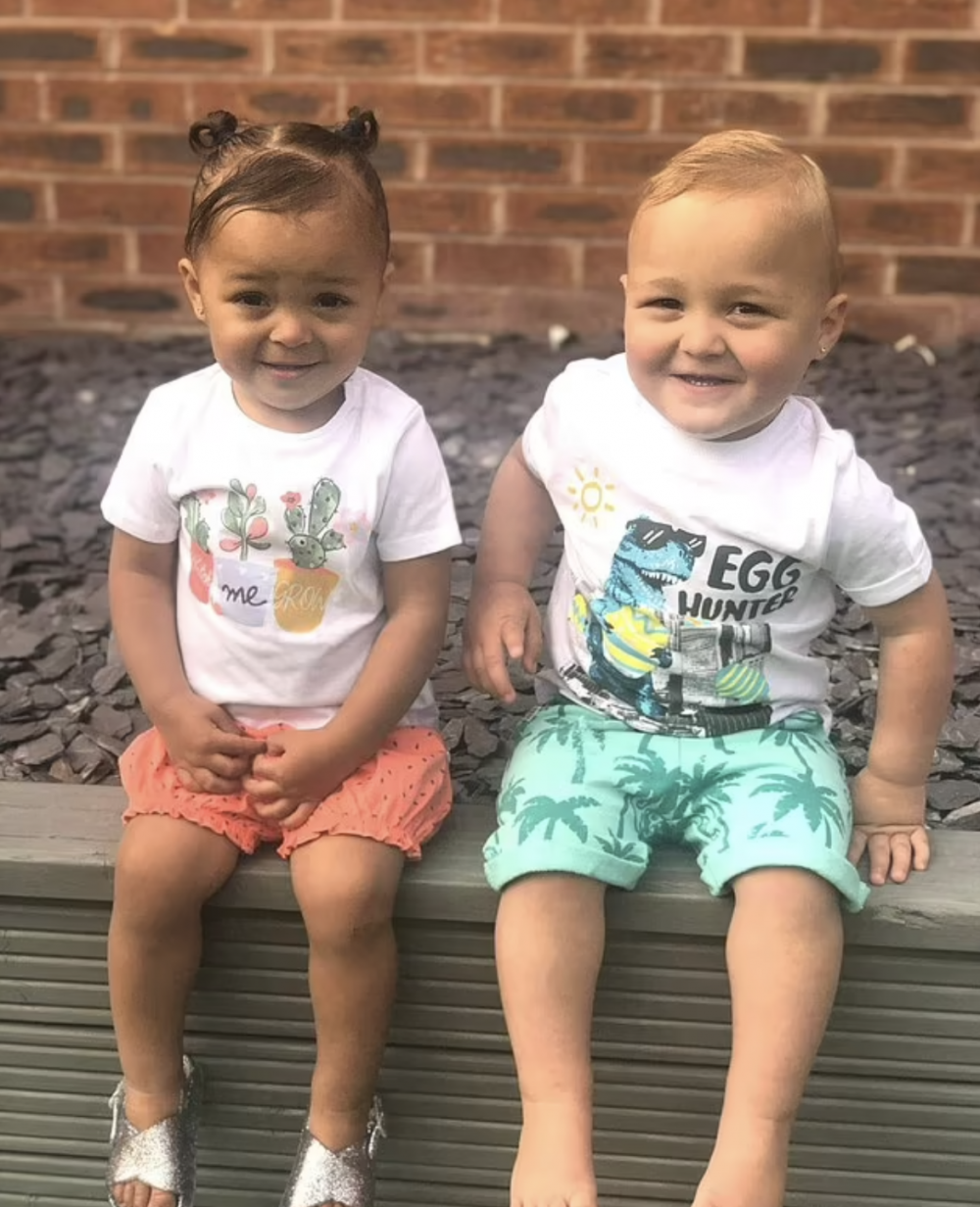 她們雖然是雙胞胎，但膚色、樣貌都不同。