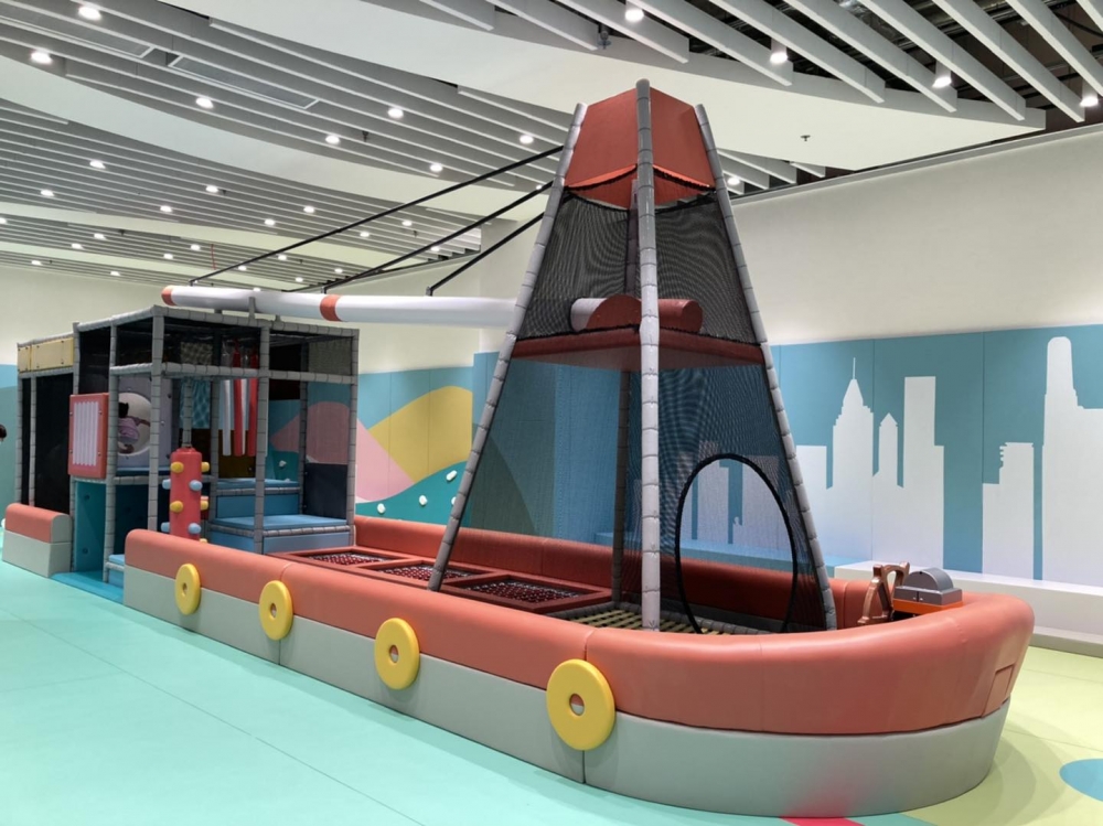 深水埗體育館兒童遊戲室內的大船設施。
