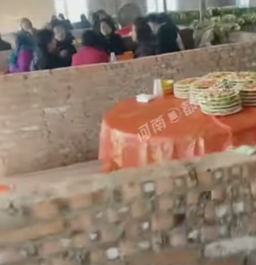 賓客一圍圍地坐在沒有圍欄的豬欄內