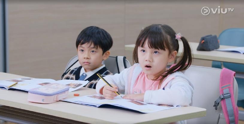 女兒邊做功課邊等事主接她。