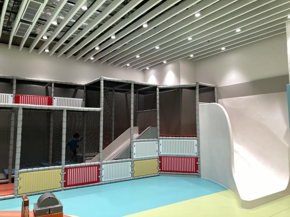 博主媽媽：「全場滑梯有成4條咁多，BB版、正常版 、旋轉版同刺激版，總有一條啱玩，小朋友點會唔鍾意丫。」