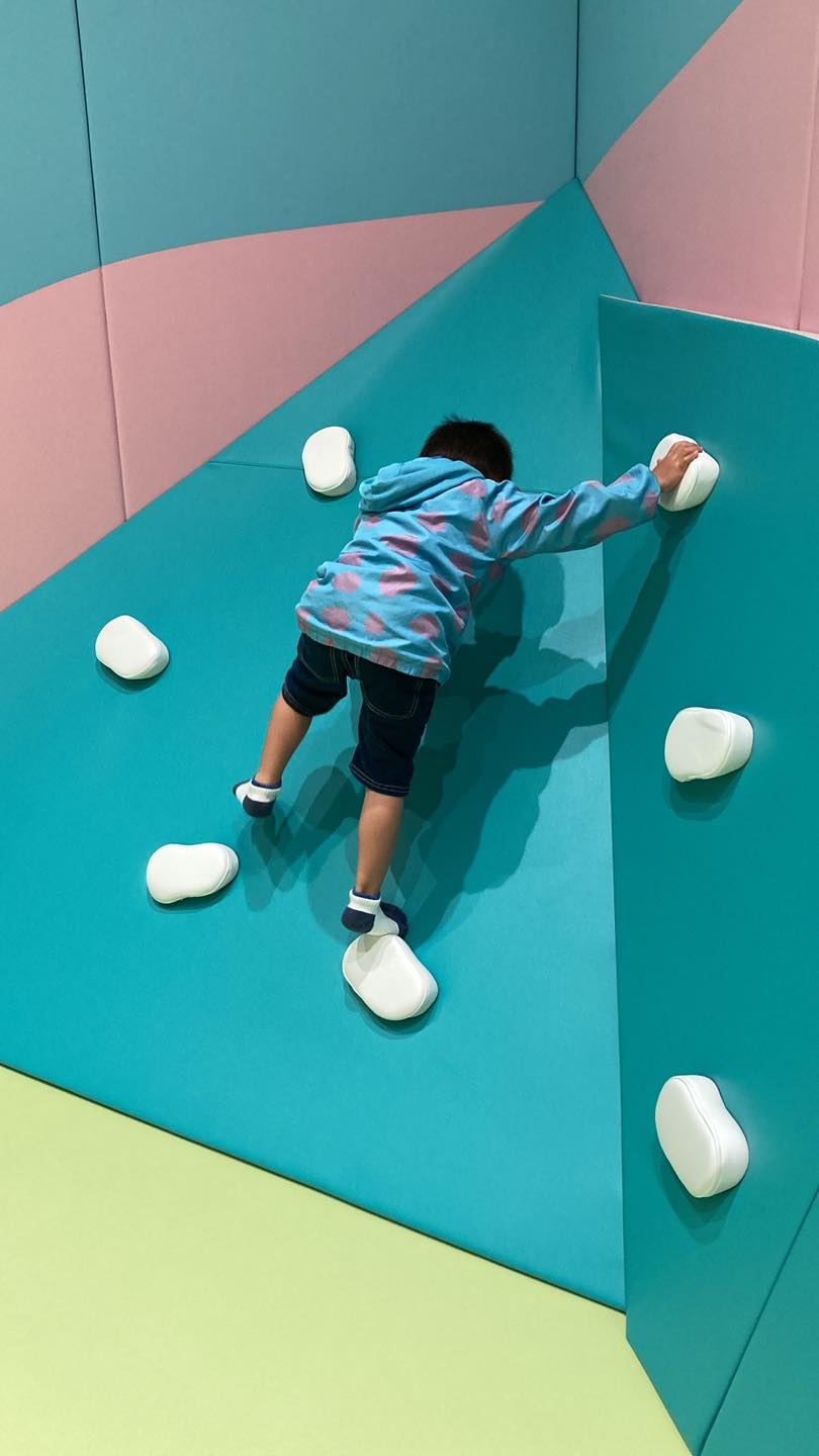 專門為小朋友設計的攀爬牆。