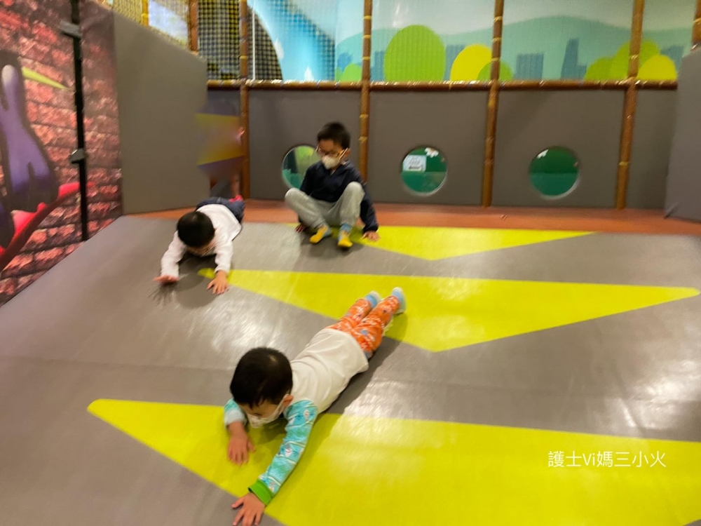 博主媽媽：「超順滑瀡滑梯，呢個堅好玩！」