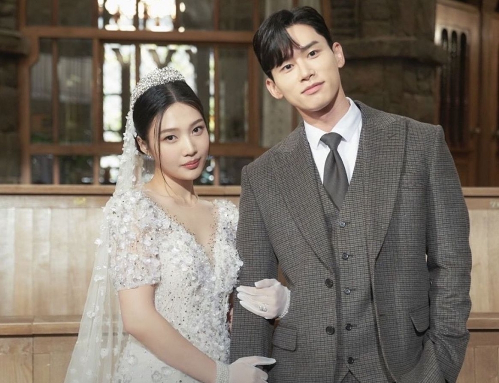 婚紗元素離不開純白色、蕾絲等，因此賓客都會識相穿搭得低調一下，以免搶了新娘風采。