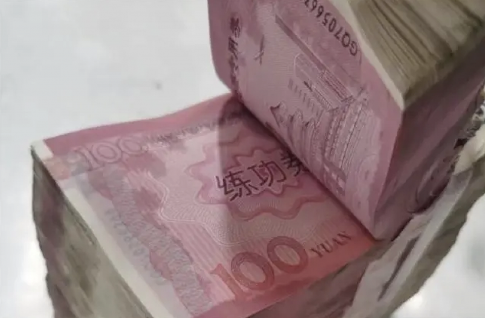 民警後來發現，所謂巨款其實是銀行練功券。