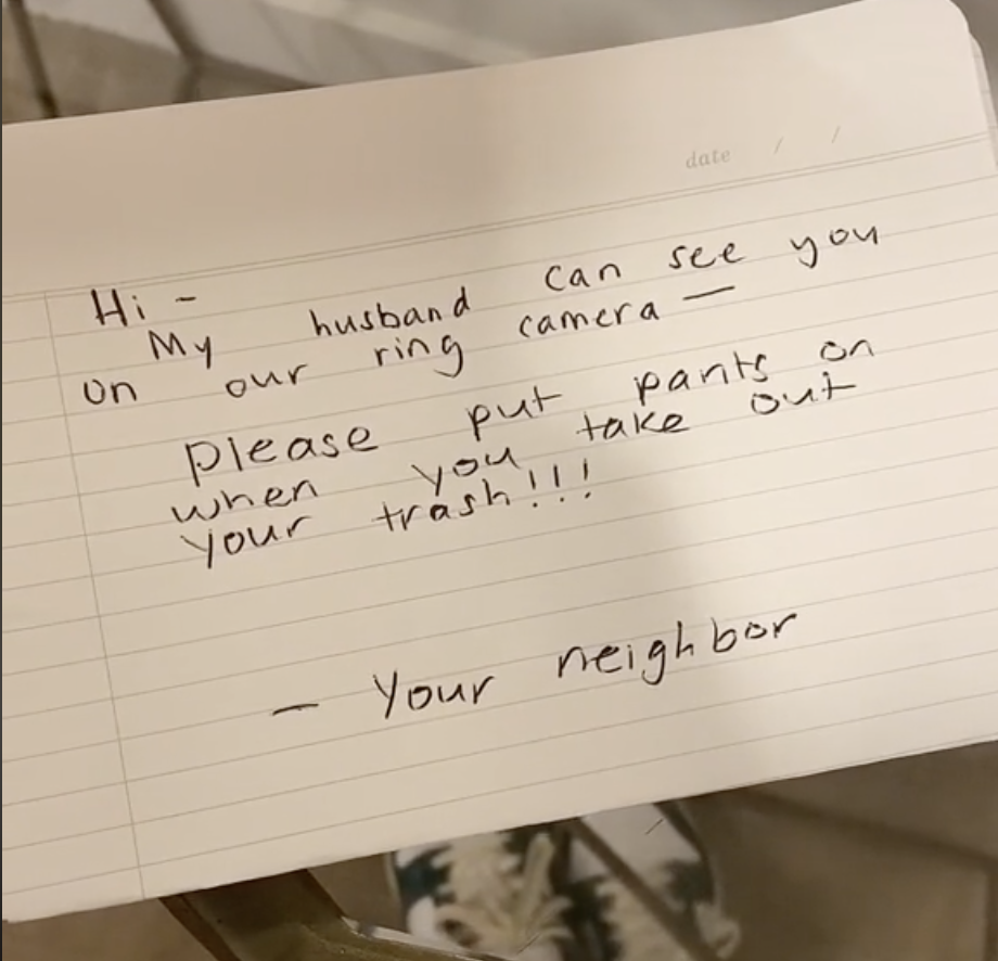 鄰居留言開門見山，希望Emily穿上短褲出門丟垃圾。