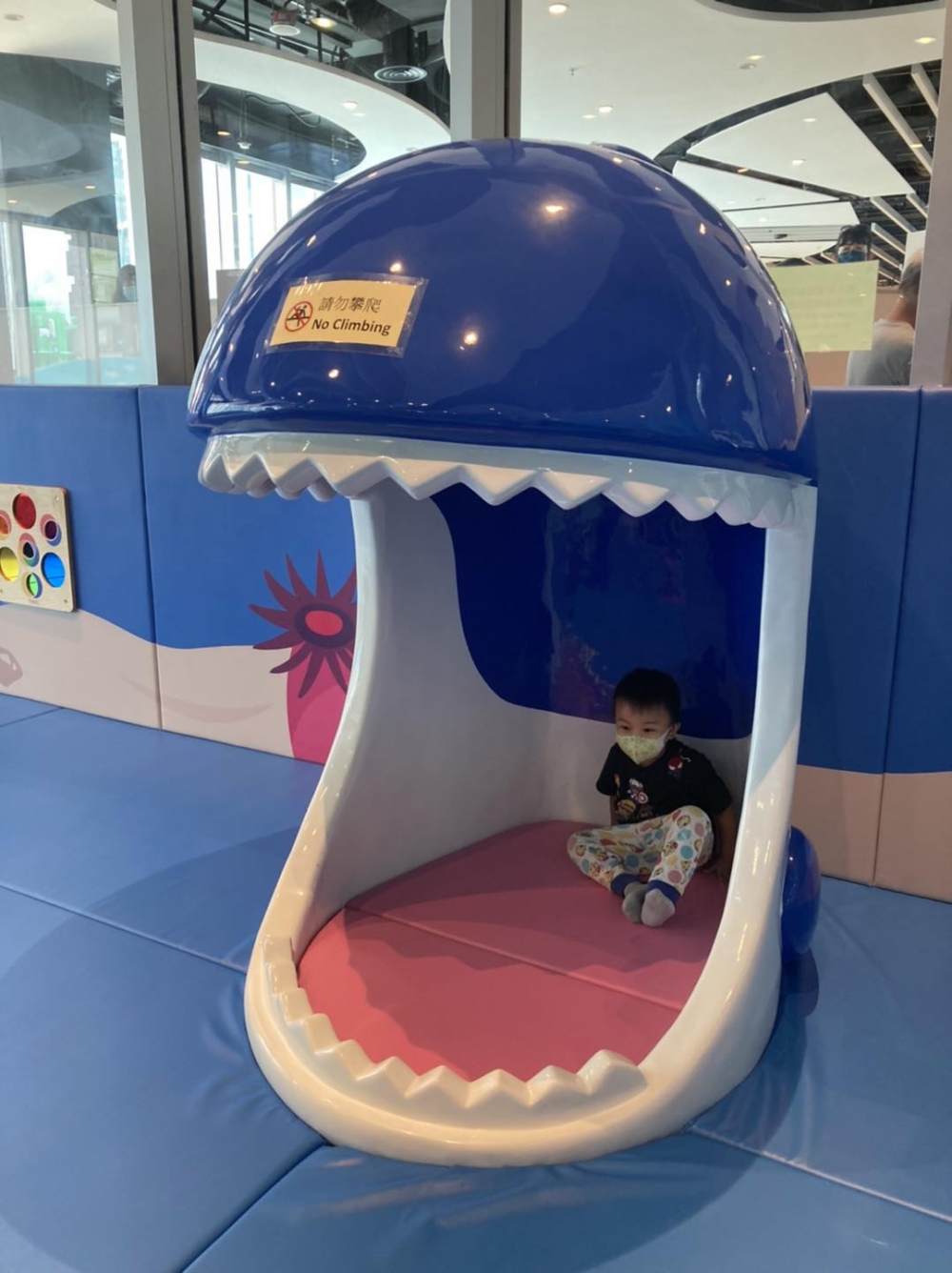 超有特色的鯨魚嘴造型裝置。