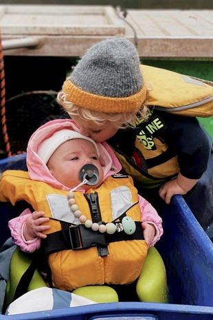 Alex Tucker相信這是最適合他們的教養方式