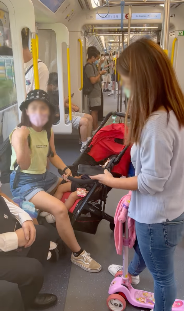 有網民在Facebook上載了多條影片直擊地鐵內的罵戰