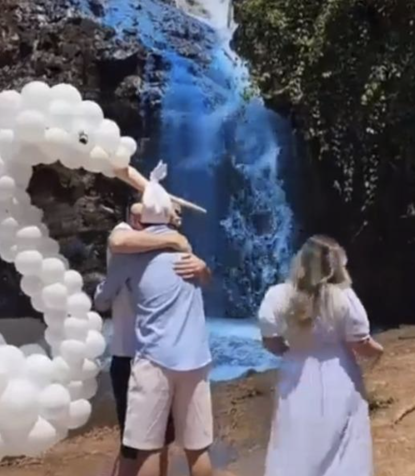 一對準父母把瀑布染成亮藍色來揭曉寶寶的性別。