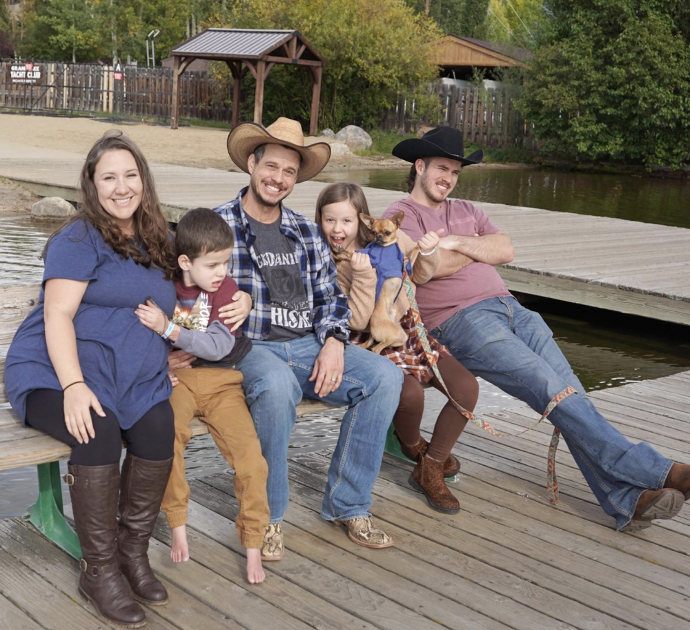 過去兩年裡，這對夫婦帶著孩子們一共走過了13個州和27個國家公園，也鼓舞了許多家長帶殘疾孩子出門遊玩。