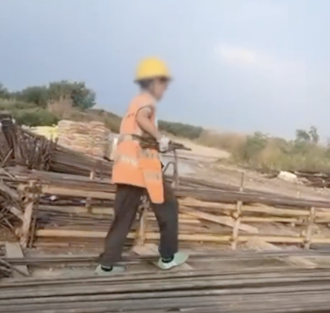 兒子體驗打工生活後,就哭著向爸爸說要回去繼續讀書。