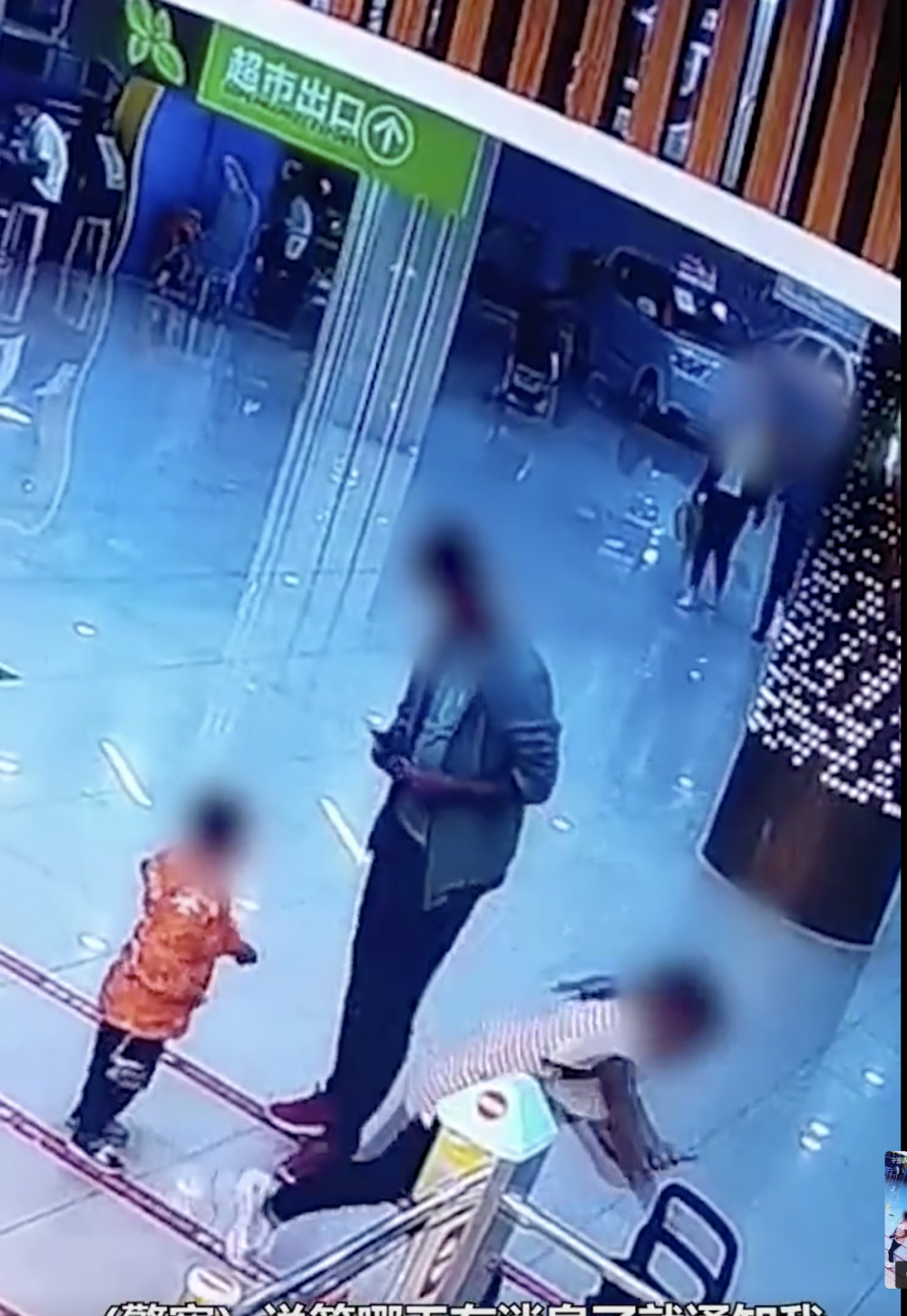 女孩將手機交給了爸爸。