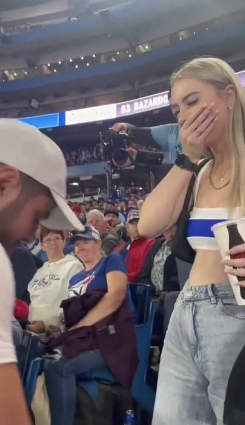 男子在球場向女友下跪求婚。