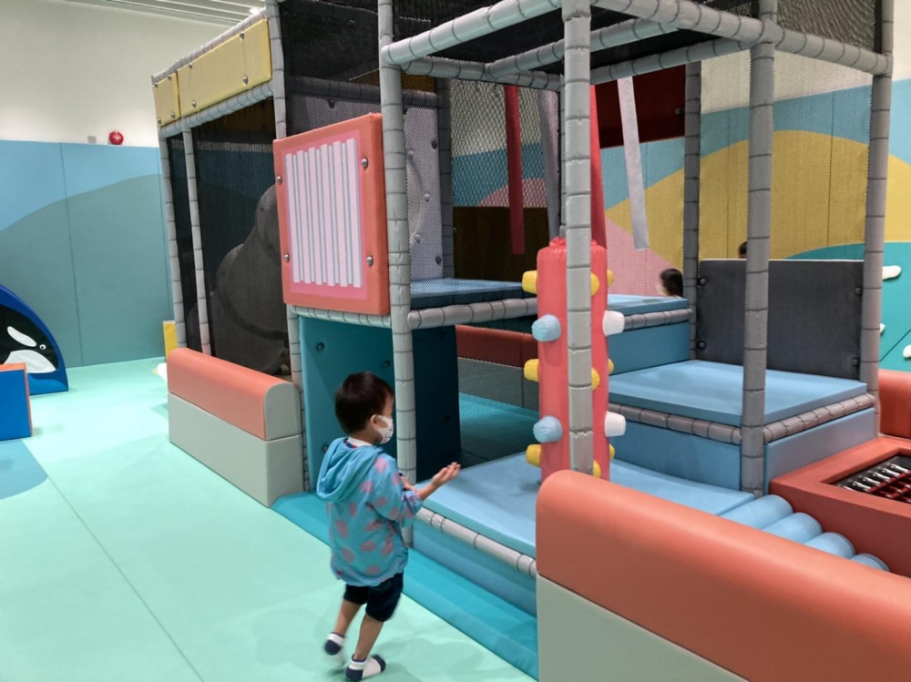 遊戲室當然少不了攀爬設施，推薦年齡較大的小朋友玩耍。