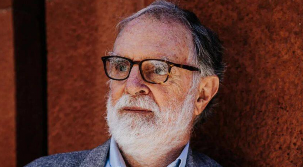 現年84歲的資深有機化學教授瓊斯，擁有數十年的教學經驗。