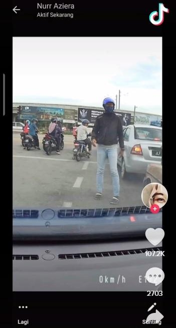 外賣員駕駛著電單車在前方開路