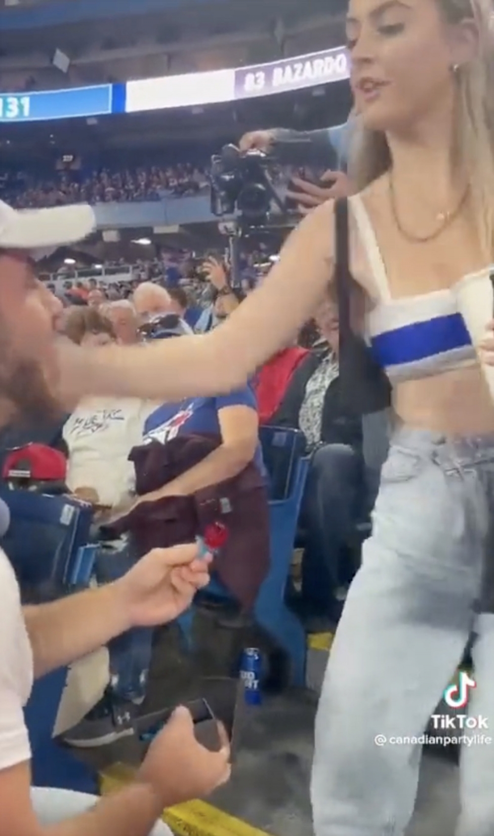 女友喜悅瞬間落空,氣得給了男友一巴掌。