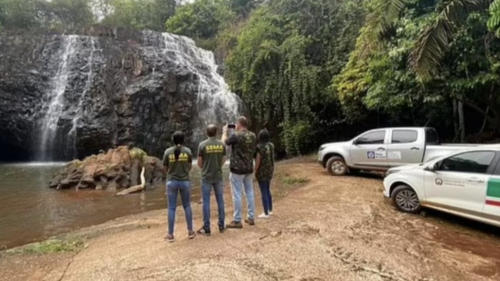 當地的環境保護局已派出職員前往該瀑布進行調查。