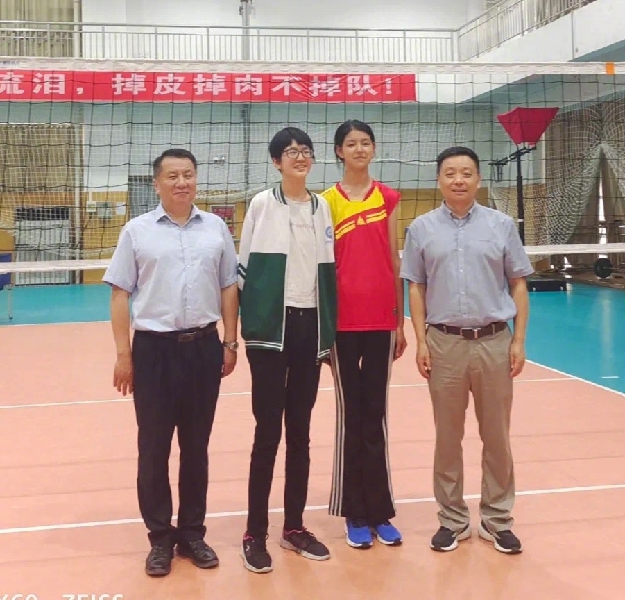 涂學玲（右二）身高達190厘米」。