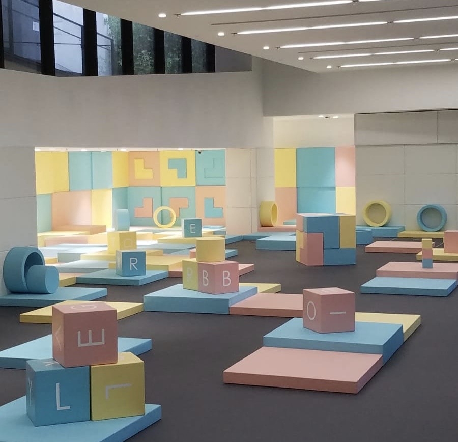 車公廟體育館兒童遊戲室以新穎的方塊主題佈置。