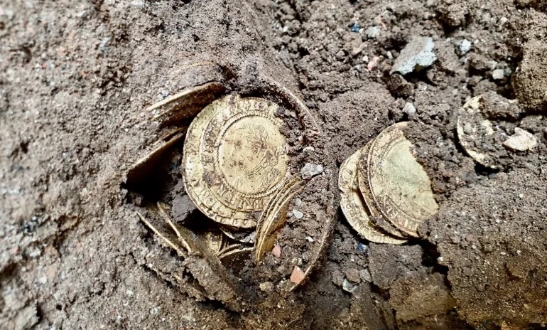 英國一對夫妻裝修廚房地面時，發現古老金幣。