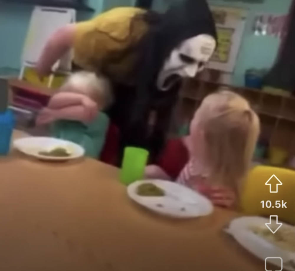 影片所見，戴上面具的員工走近幼童。