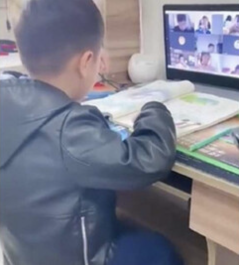 弟弟知哥哥病了,認真代哥哥上課