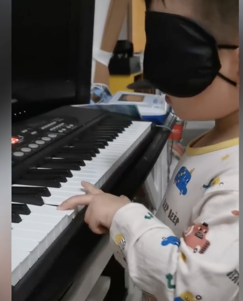 佐佐在蒙眼之下，樂曲聽10次左右便可以彈出來。