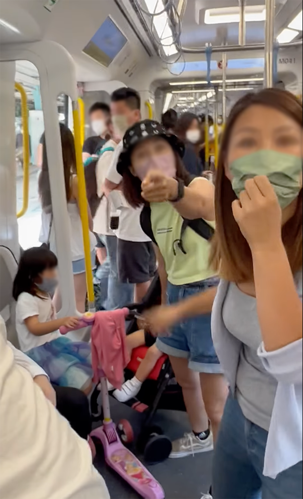 母親張牙舞爪地斥責樓主：「細路仔都可以影咩？」