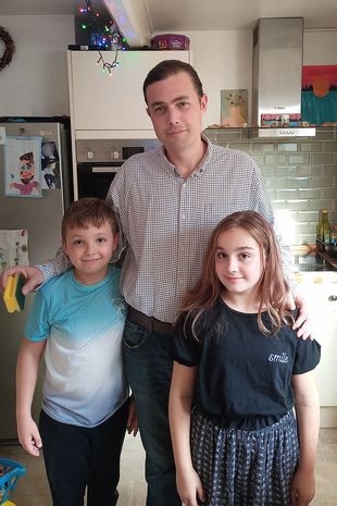 爸爸為了讓孩子們接受自己做家務，頭痛不已。