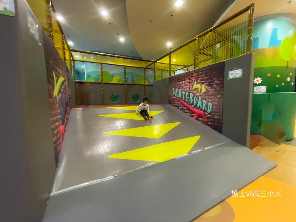 讓小朋友瘋狂的滑梯，據悉是模擬極限運動比賽賽道坡度設計。