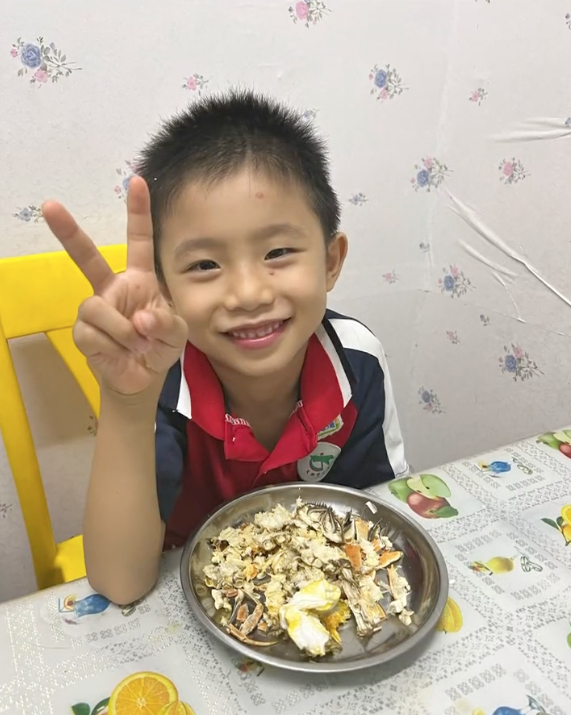 哥哥面帶笑容舉出勝利手勢