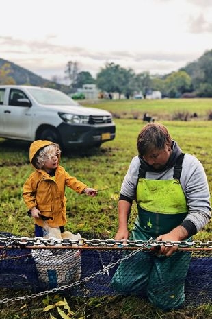 這對父母任由子女赤腳到處漫遊
