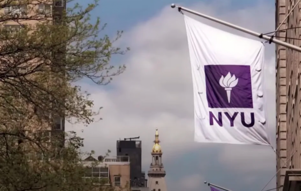 美國紐約大學有82名學生發起聯署批評瓊斯的授課內容過於困難。