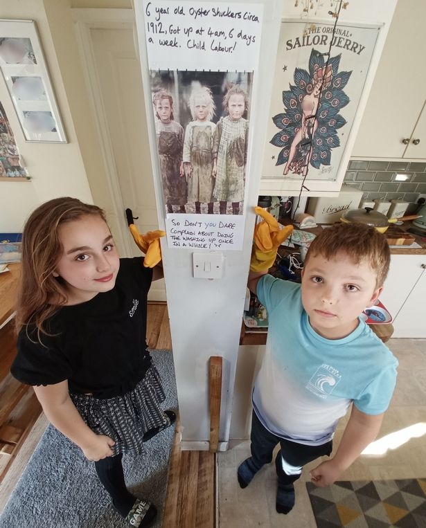 姐弟兩人果然被相片觸動，不在無理取鬧，乖乖做家務。